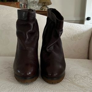 Chloe pebble brown leather ankle boot w/ round toes block heels w/ platform. ❤️